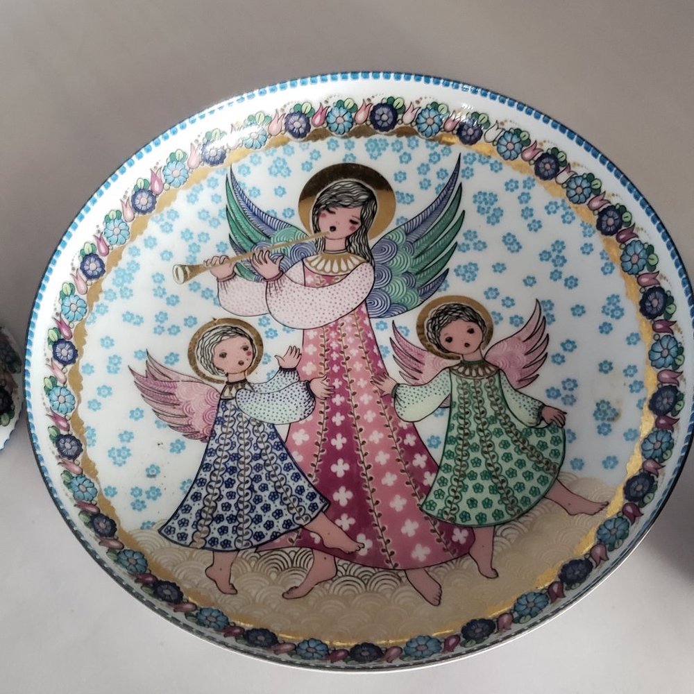 Enamel set including a dish, covered jar, bell ***